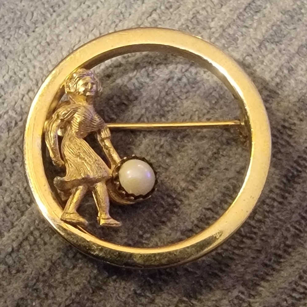 Source Unknown Gold Circle Brooch With Pearl - image 3